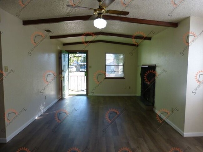 Building Photo - Spacious 2 bedrooms 1 bath duplex