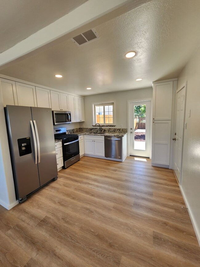 Building Photo - Modern Single Level 4 Bedroom Home!