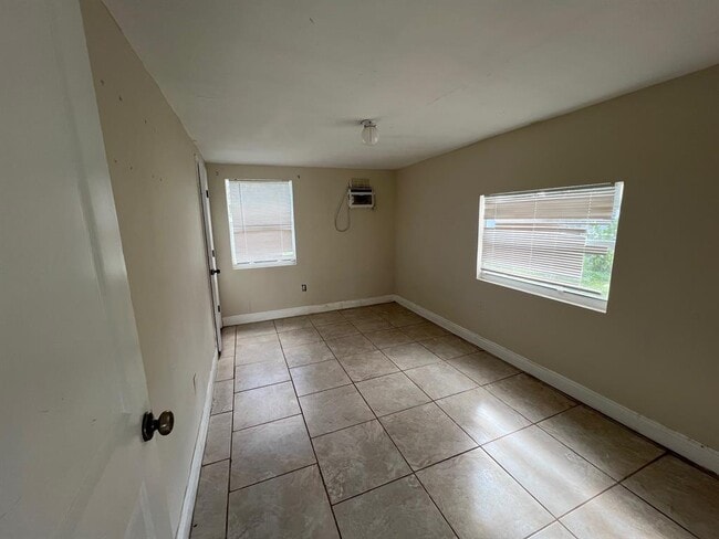 Foto del edificio - 8269 NW 1st Pl