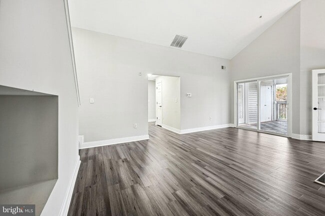 Building Photo - 6520 Lake Park Dr