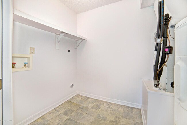 Foto del edificio - 2294 Fox Hollow Dr