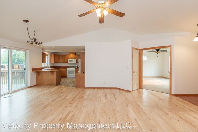 Foto del edificio - 3 br, 2 bath House - 3187 NE Stonebrook Dr.