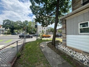 Building Photo - 1729 L St NE
