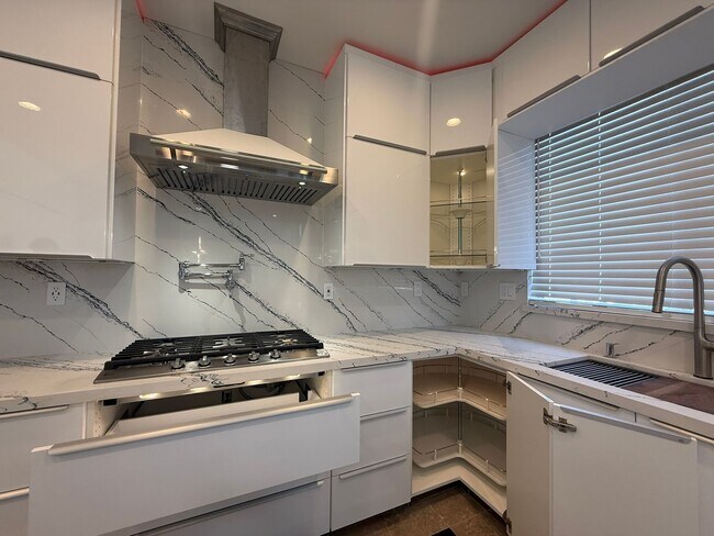 Building Photo - EPIC REA - Fully Renovated 5BR/3BA Home in...