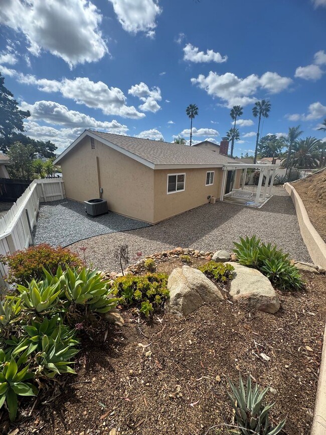 Foto del edificio - Included Solar!! Beautiful 3 Bed, 2 Bath House with two backyards in Award Winning Poway School D...
