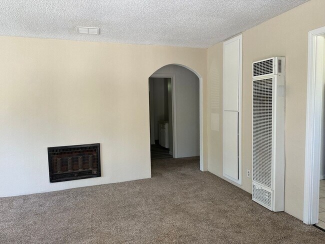 Foto del edificio - Well maintained home, recent upgrades, cut...