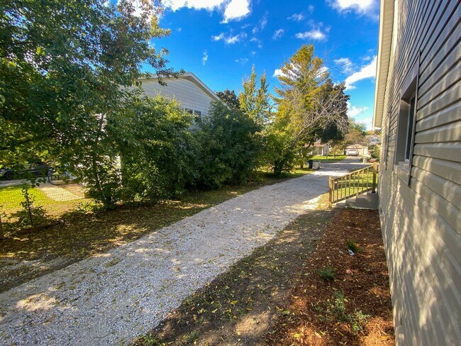 Building Photo - 3 Bedroom Single Family