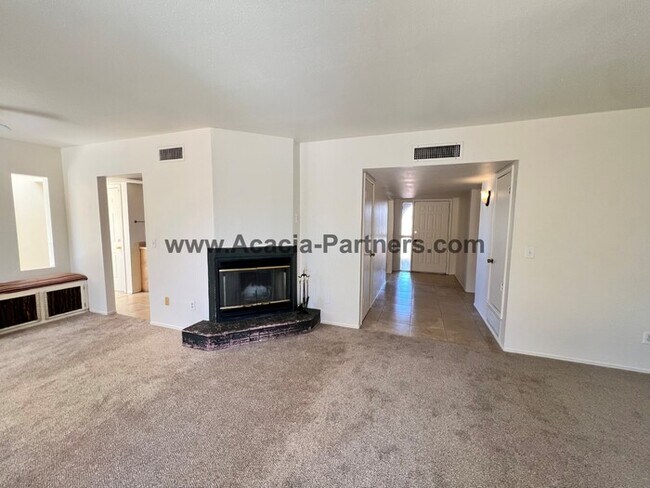Foto del edificio - Four Bedroom Home