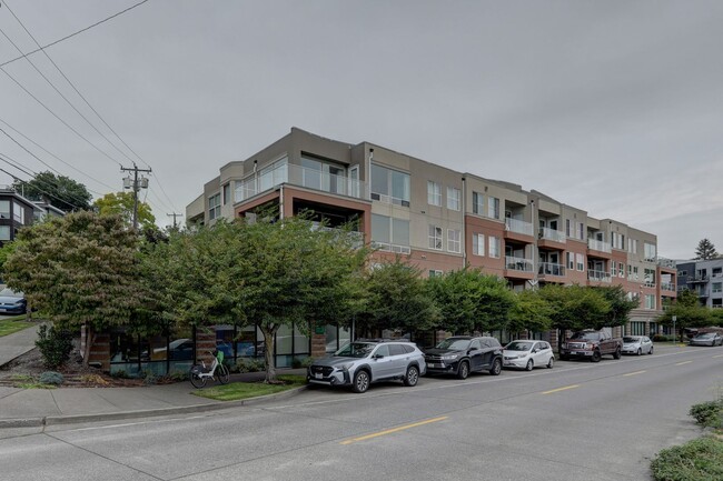 Large 2bd, 2ba Condo Available w/ Lake Uni... - Large 2bd, 2ba Condo Available w/ Lake Uni...