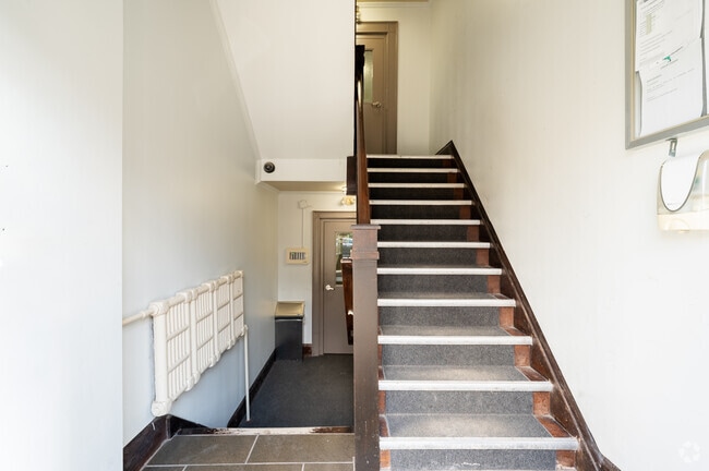 Lobby Photo - 310-312 LONSDALE RD