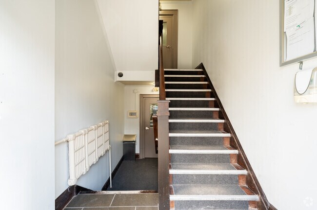Lobby - 310-312 LONSDALE RD