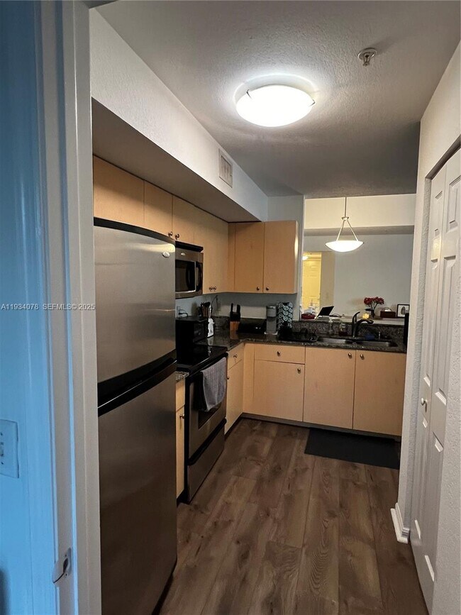 Foto del edificio - 2548 Centergate Dr