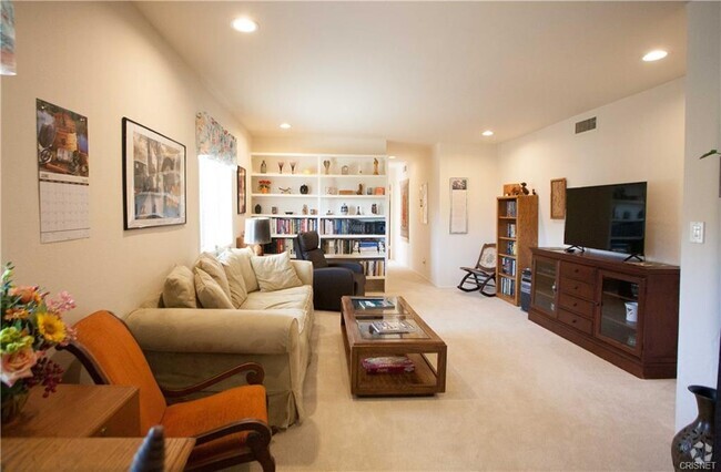 Large Living Room w/multiple windows - 3568 Gladiola Dr