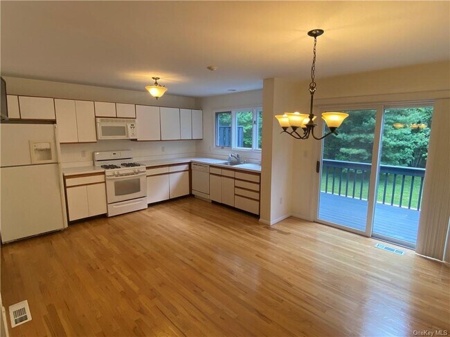 Building Photo - 39 Village Green