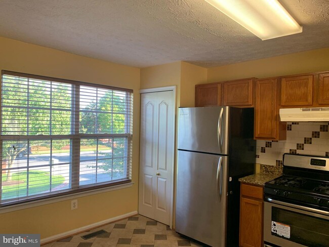 Building Photo - 8833 Hawthorne Ct