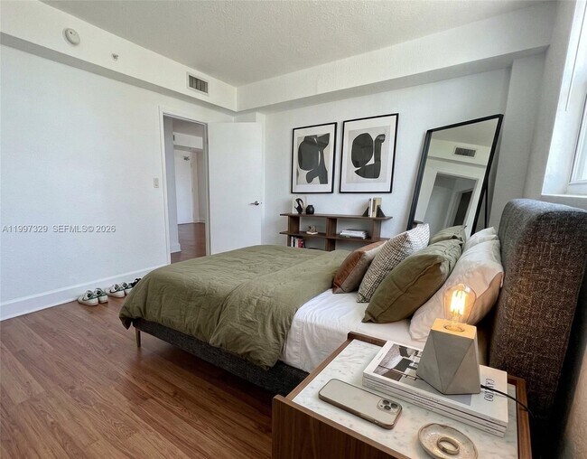 Foto del edificio - 7501 E Treasure Dr