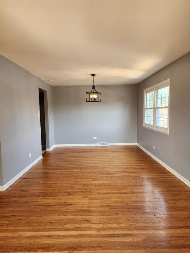Building Photo - 4 Bedroom House Now Available in Tinley Pa...
