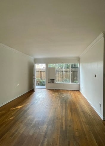 Building Photo - 2135 Beachwood Dr