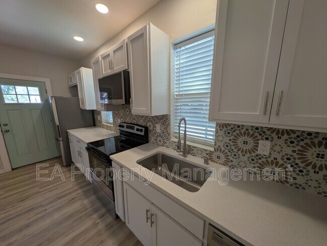 Foto del edificio - 816 1/2 13th St NW