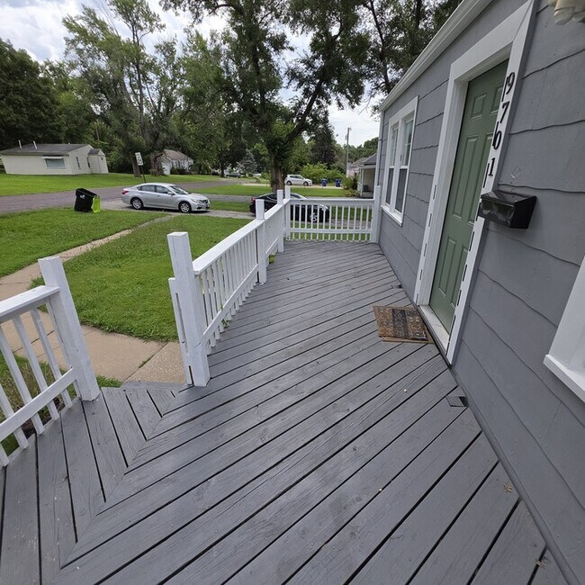Foto del edificio - Cozy 3 bedrooms and 1 bath home located on Brooklane St in Raytown, MO.