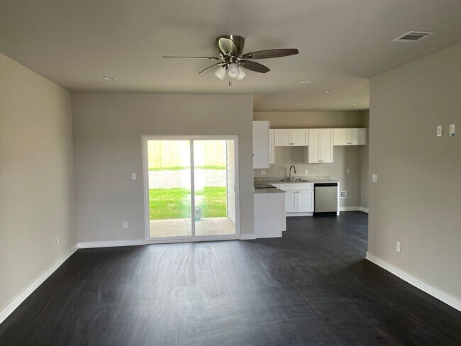 Building Photo - 3 BR / 2 BA Home in new Corsicana Subdivis...