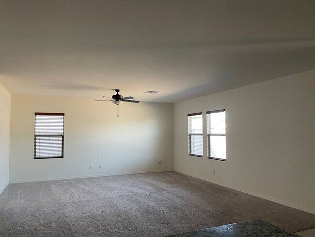 Foto del edificio - 35282 W Santa Clara Ave