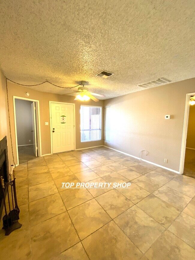 Building Photo - CLEAN 2 BED 2 BATH CONDO IN PHOENIX!