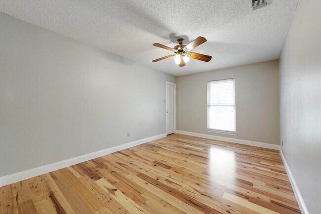 Foto del edificio - 1801 W 37th St