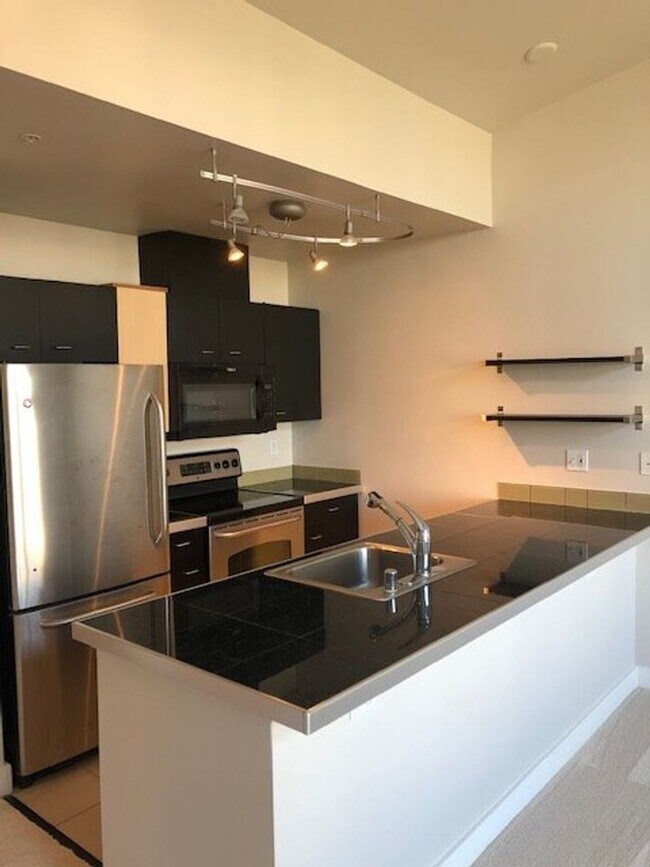 Building Photo - Incredible Deal, 2 WEEKS FREE RENT/ TOP FLOOR Condo/PARKING INCLUDED!
