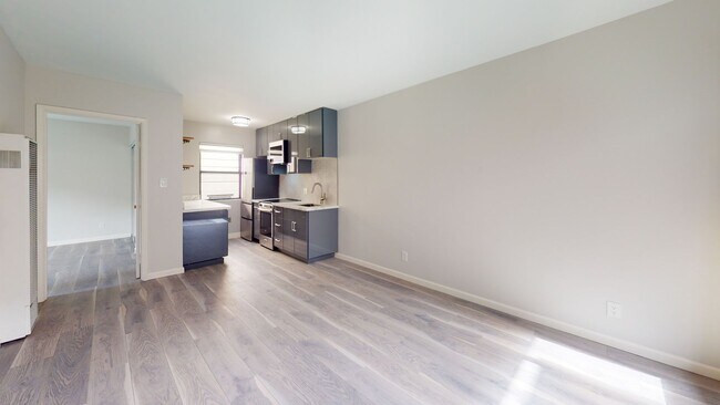 Foto del edificio - Remodeled modern 1 bedroom end unit, close...