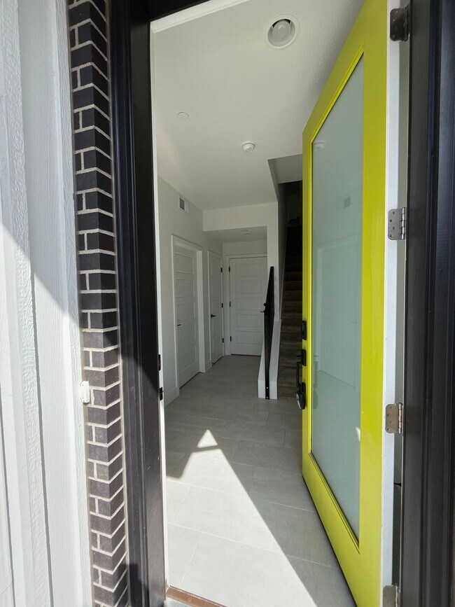 Foto del edificio - Immaculate 2 bed/2 bath Superior Townhome ...