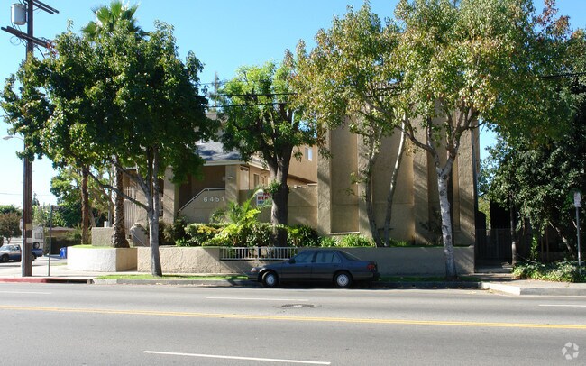 Foto del edificio - 6451 Kester Ave