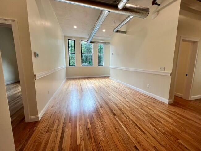 Foto del edificio - 352 Manchaug Rd