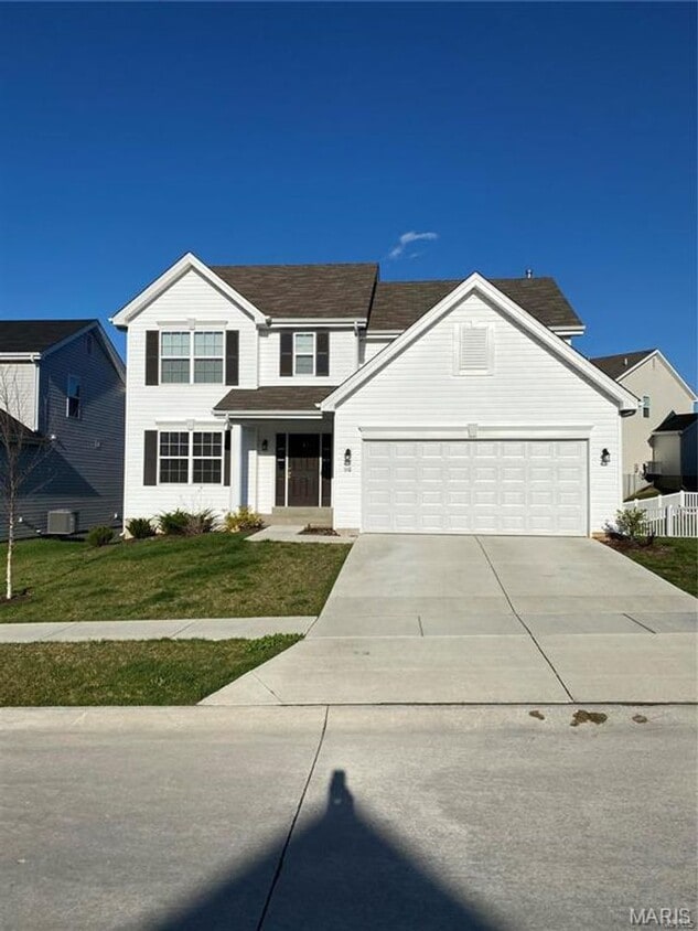 Foto principal - This home combines space, comfort, and convenience in one exceptional package.