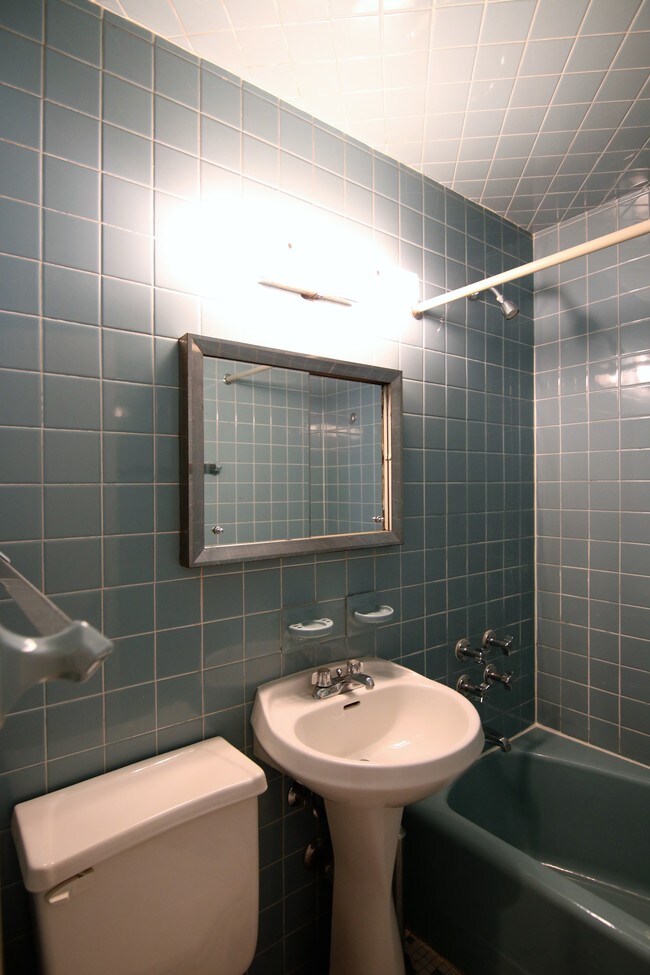 Building Photo - 335 W 88th St