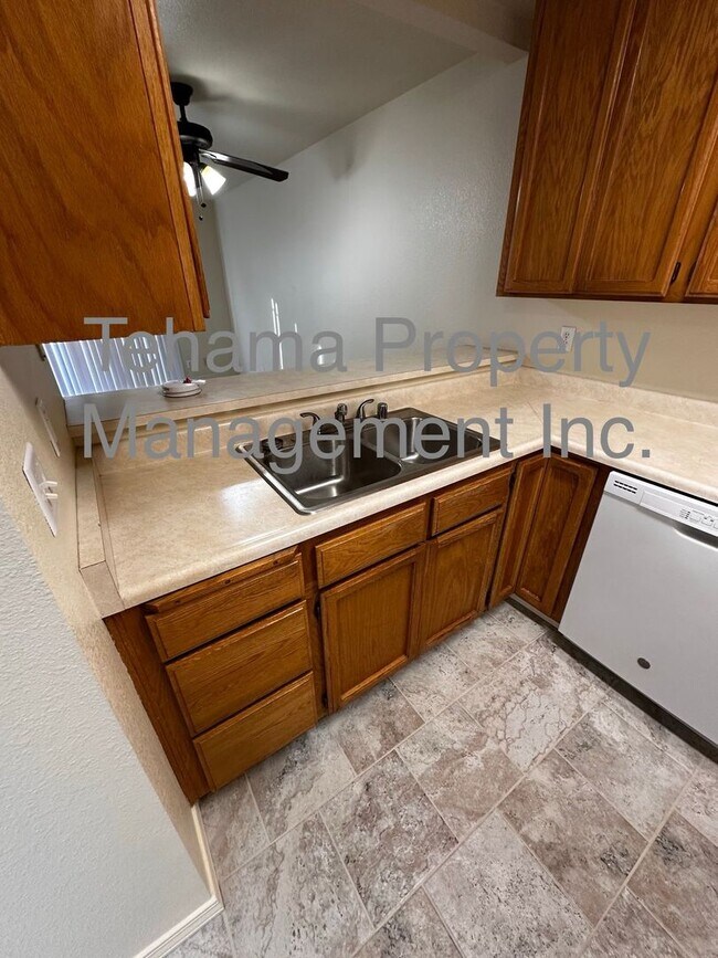 Building Photo - 1070 Lakeside Dr