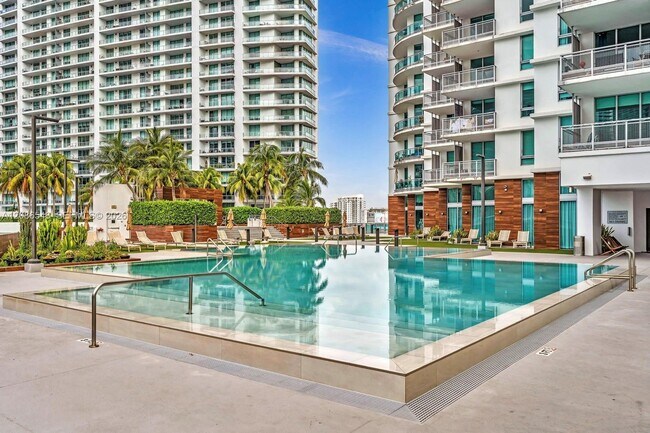 Foto del edificio - 350 S Miami Ave
