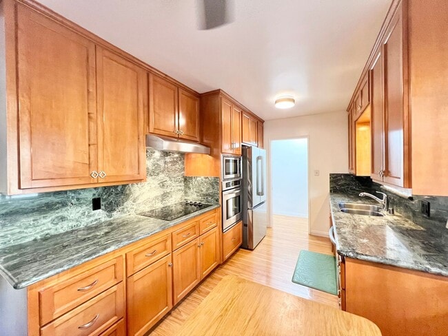 Building Photo - Charming 1BD + Den Condo in Bluff Park – Secured Parking & Prime Coastal Location