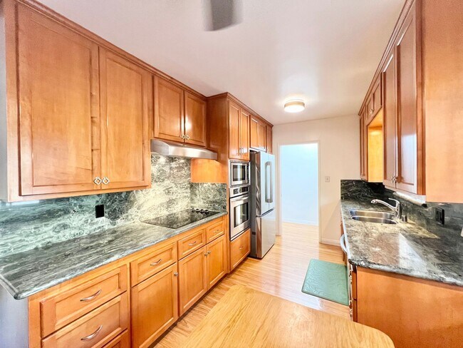 Foto del edificio - Charming 1BD + Den Condo in Bluff Park – Secured Parking & Prime Coastal Location