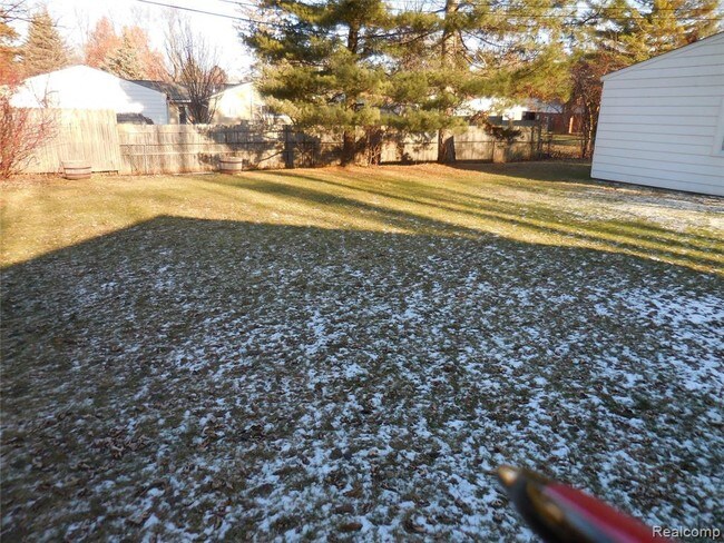 Building Photo - 2562 Ivanhoe Dr