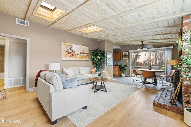 Foto del edificio - 865 E Hillcrest Dr