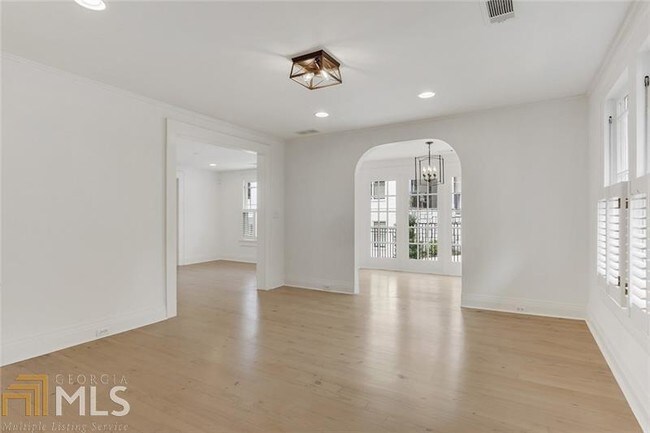 Building Photo - 2512 Brookwood Dr NE