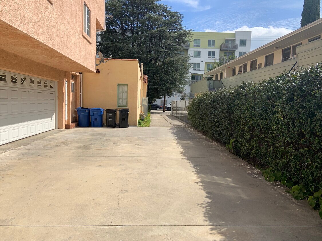off street parking - 5025 Klump Ave