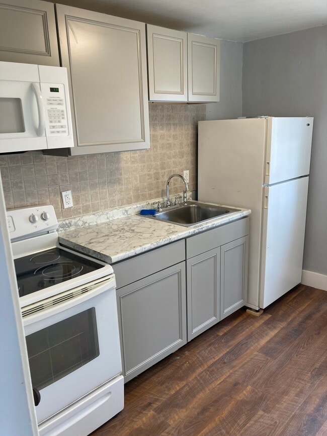 Foto del edificio - 240 W Hallam Ave