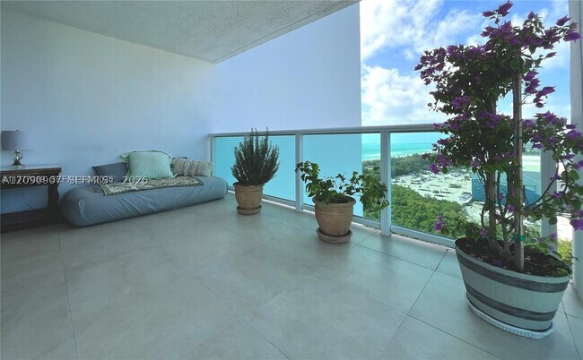 Foto del edificio - 100 Bayview Dr