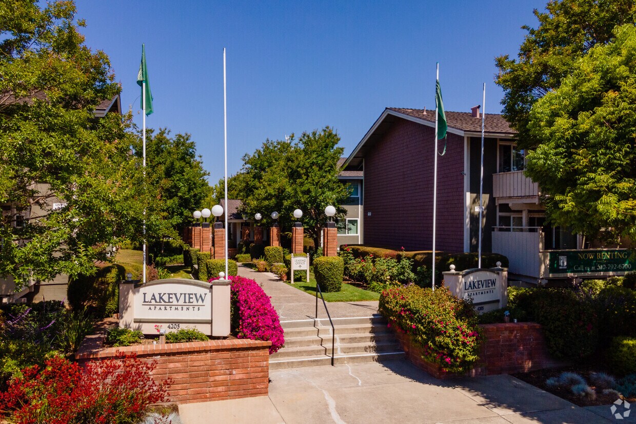Foto principal - Lakeview Apartments