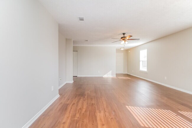 Building Photo - 5553 Dory Dr