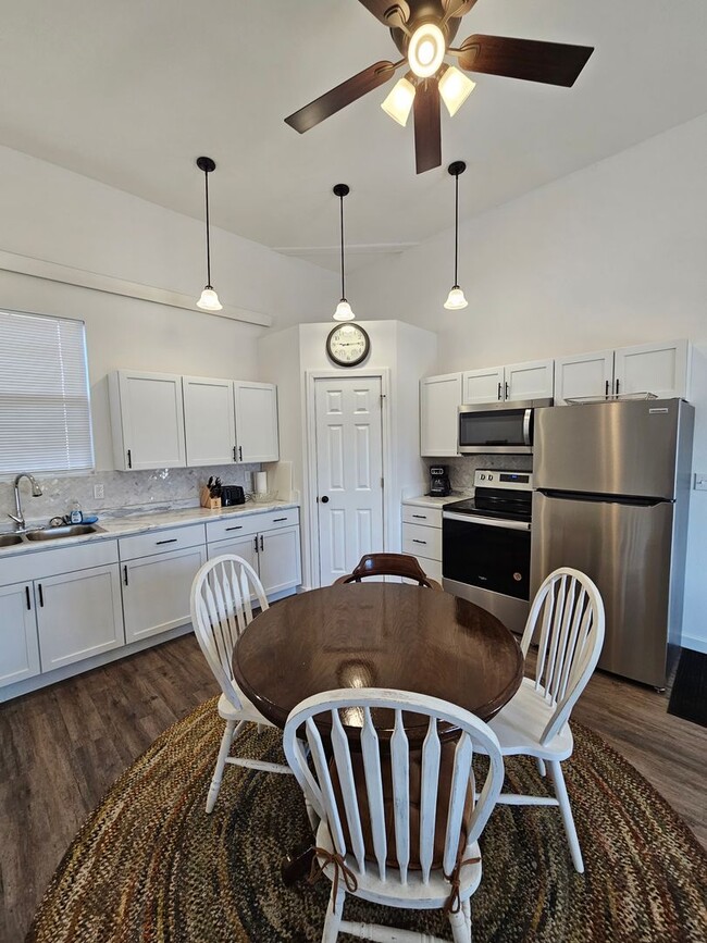 Foto del edificio - 1 BED | PLUS LOFT AREA | 1.5 BATH | FURNIS...