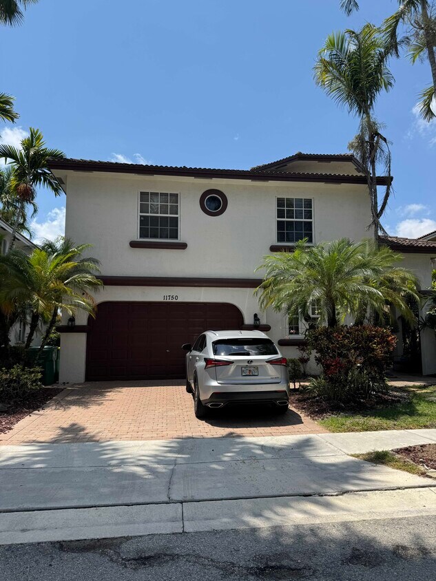 Foto principal - 11750 NW 2nd St