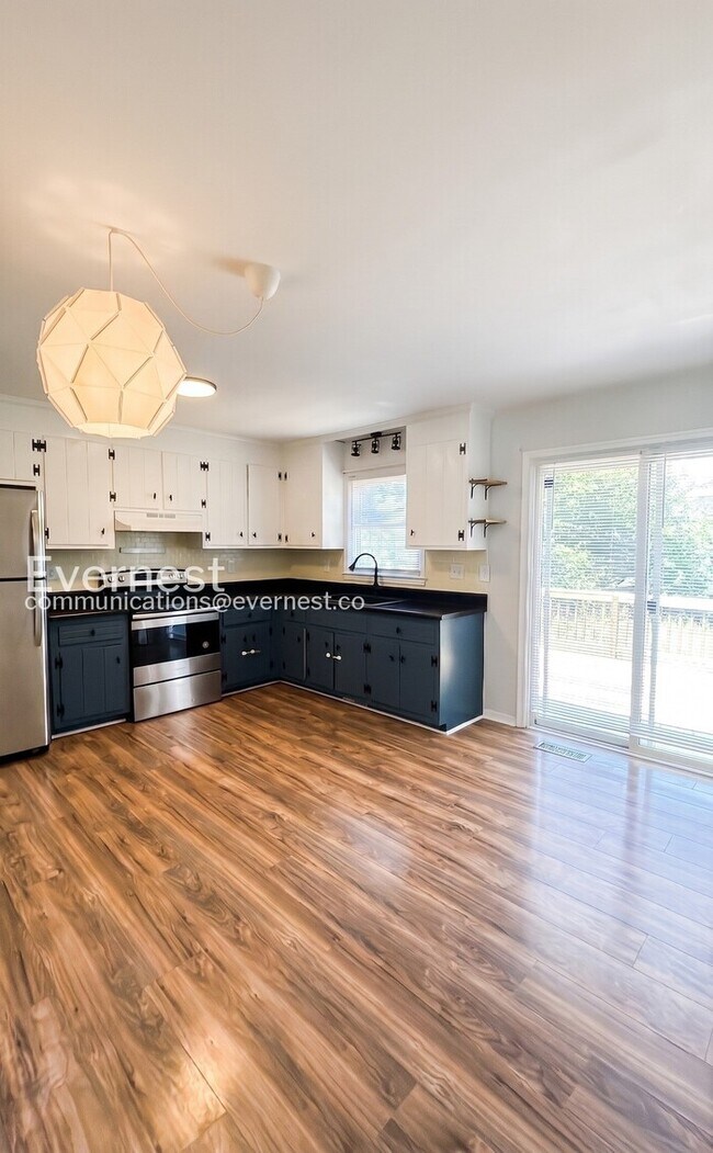 Foto del edificio - 3 Bed, 2 Bath Home with Fenced Yard / Available Now!